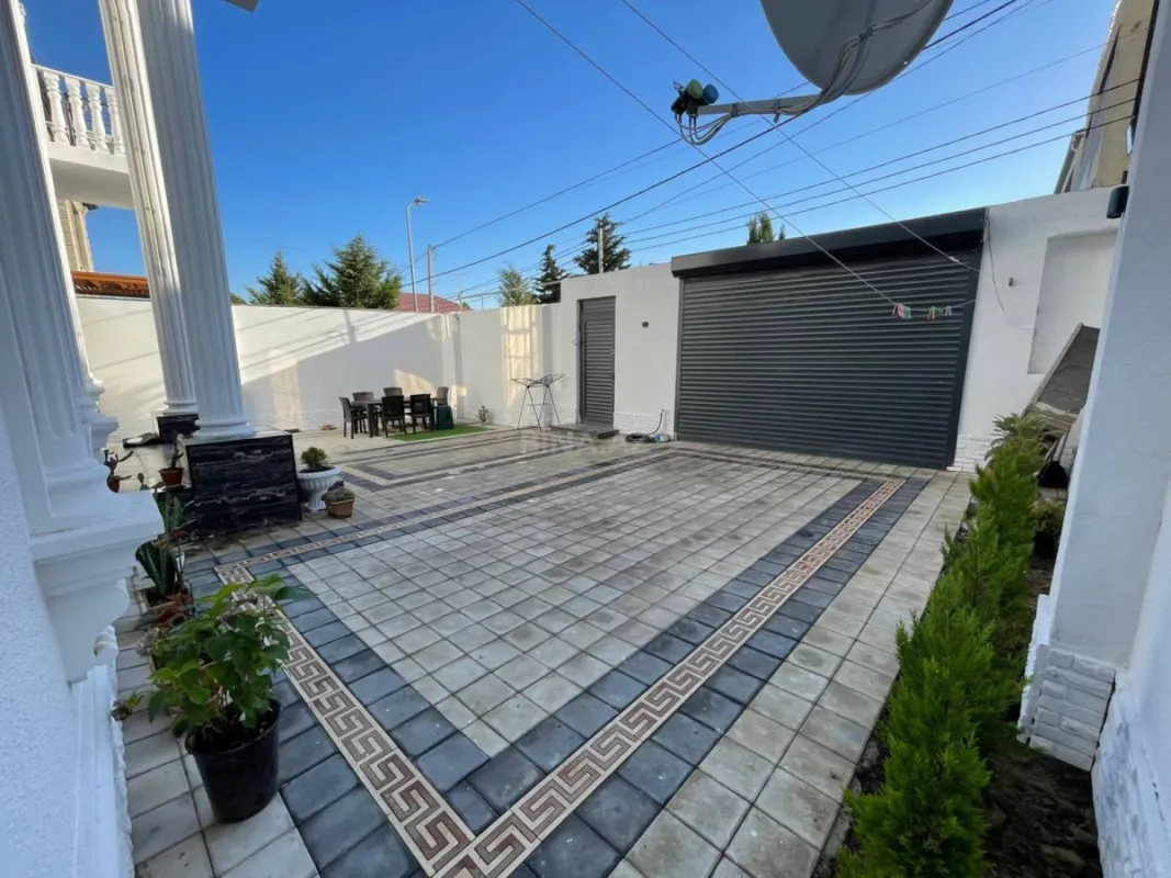 Satılır 6 otaqlı həyət evi 240 m²