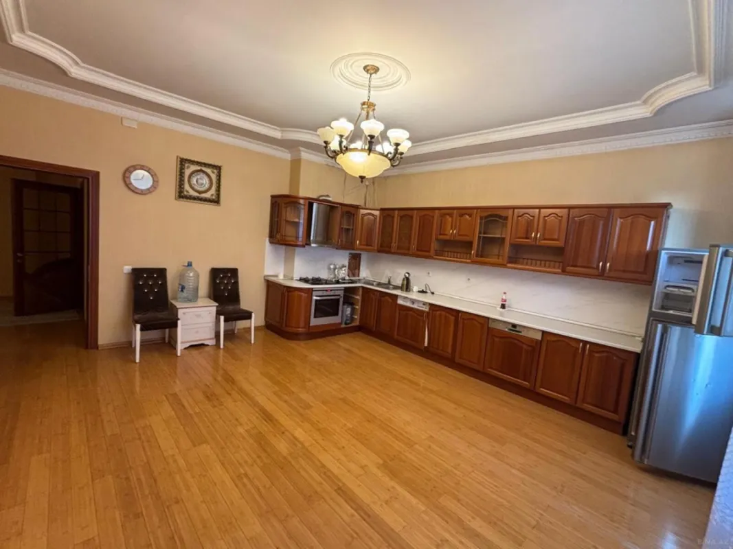 Satılır 4 otaqlı mənzil 250 m²