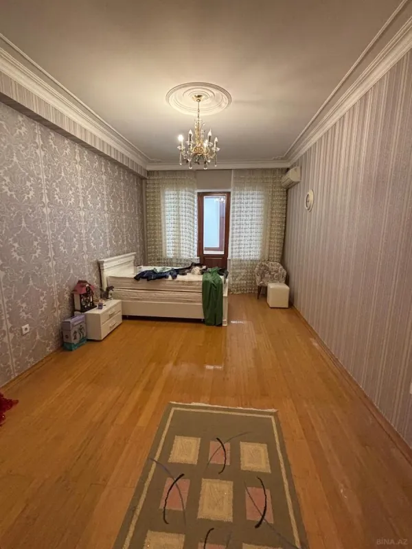 Satılır 4 otaqlı mənzil 250 m²
