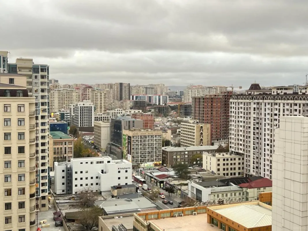 Satılır 3 otaqlı mənzil 135 m²