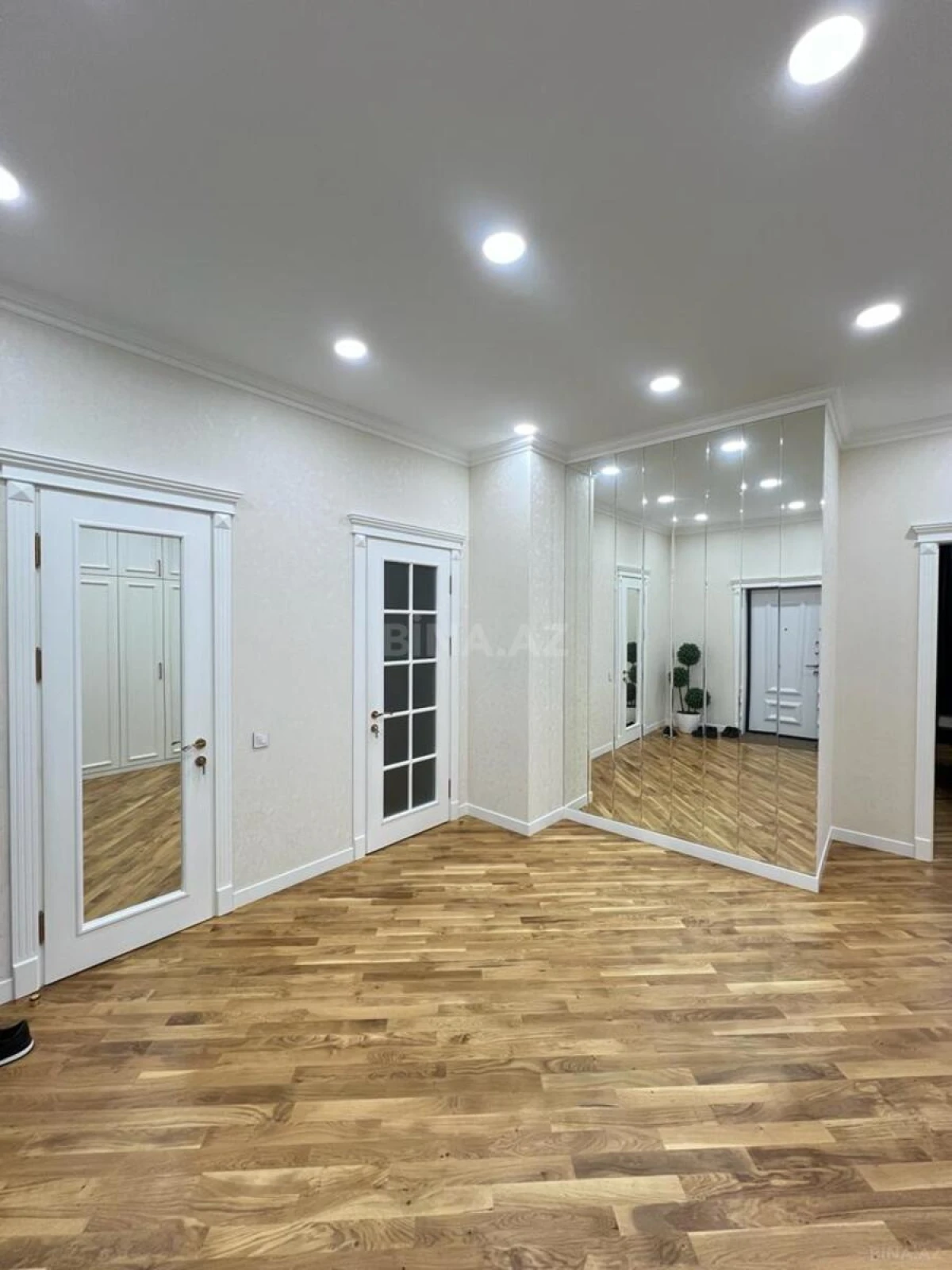 Satılır 3 otaqlı mənzil 135 m²