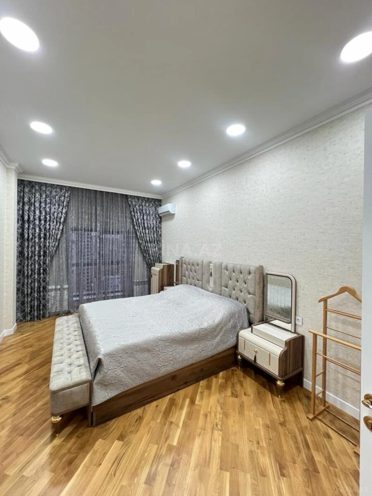Satılır 3 otaqlı mənzil 135 m²