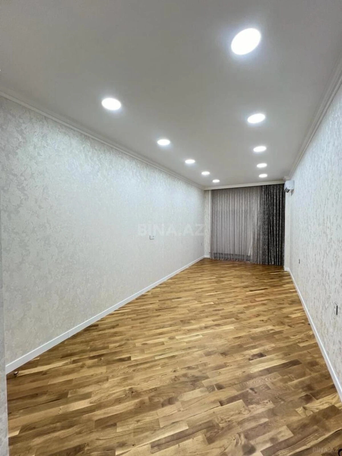Satılır 3 otaqlı mənzil 135 m²