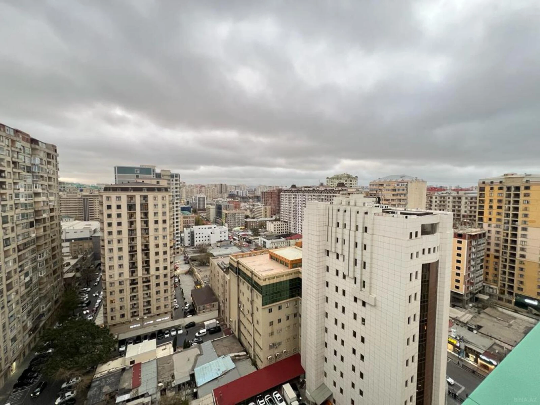 Satılır 3 otaqlı mənzil 135 m²