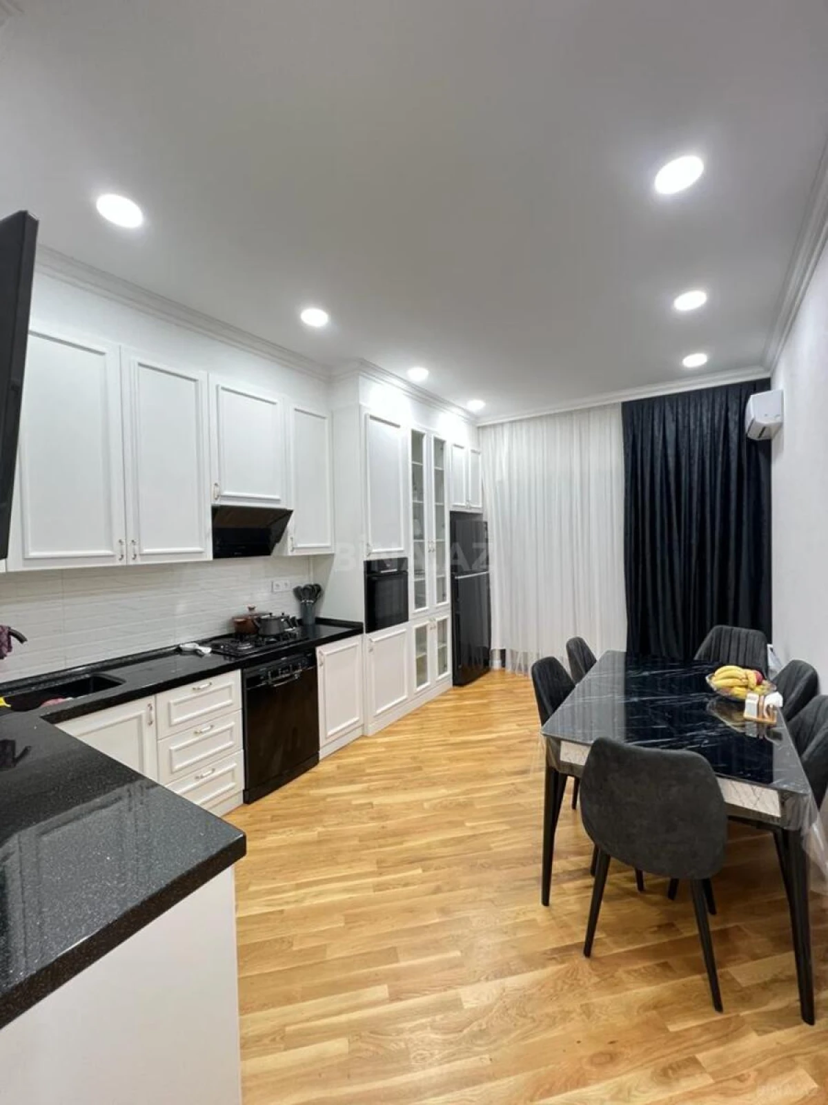 Satılır 3 otaqlı mənzil 135 m²