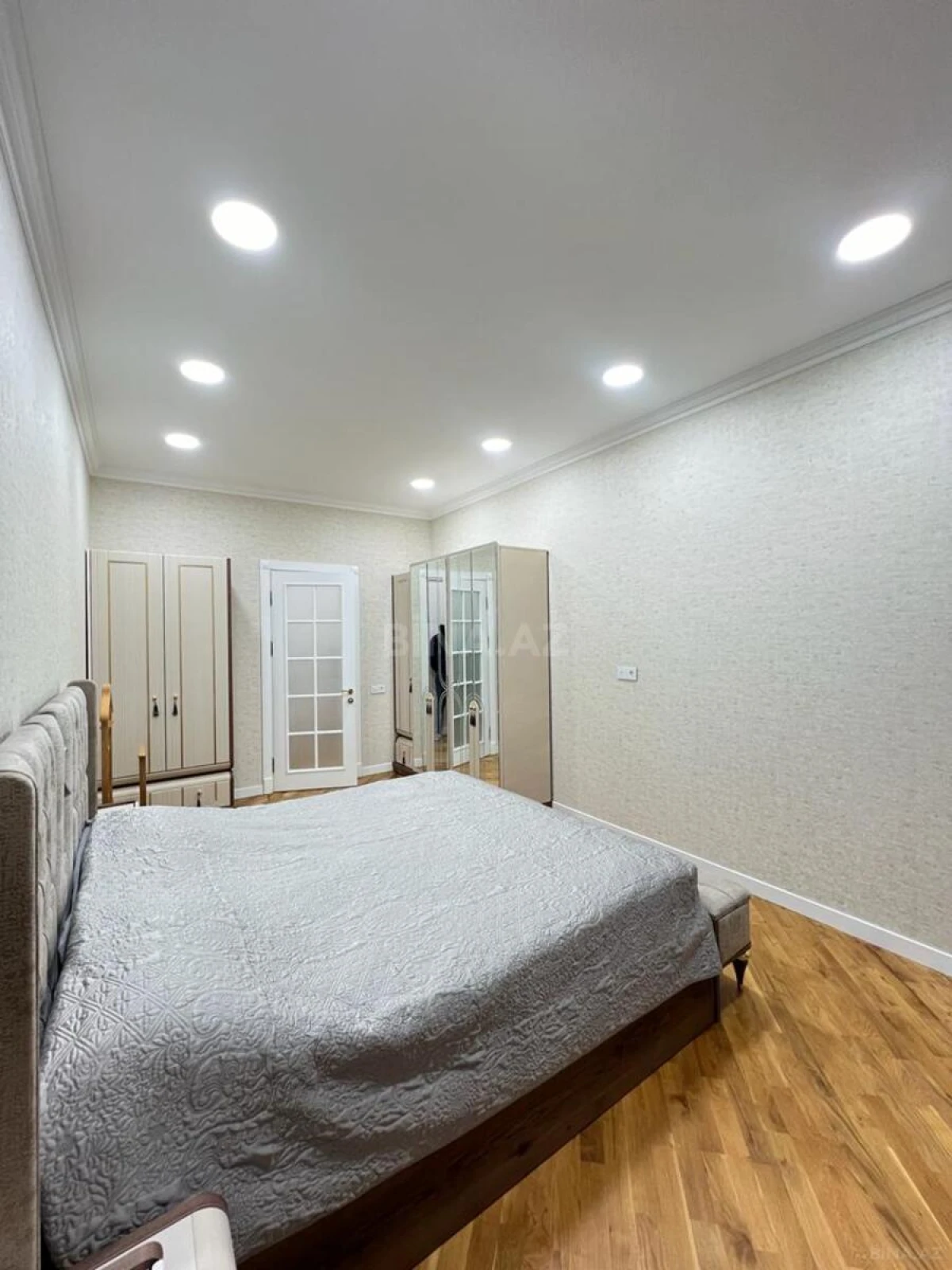 Satılır 3 otaqlı mənzil 135 m²