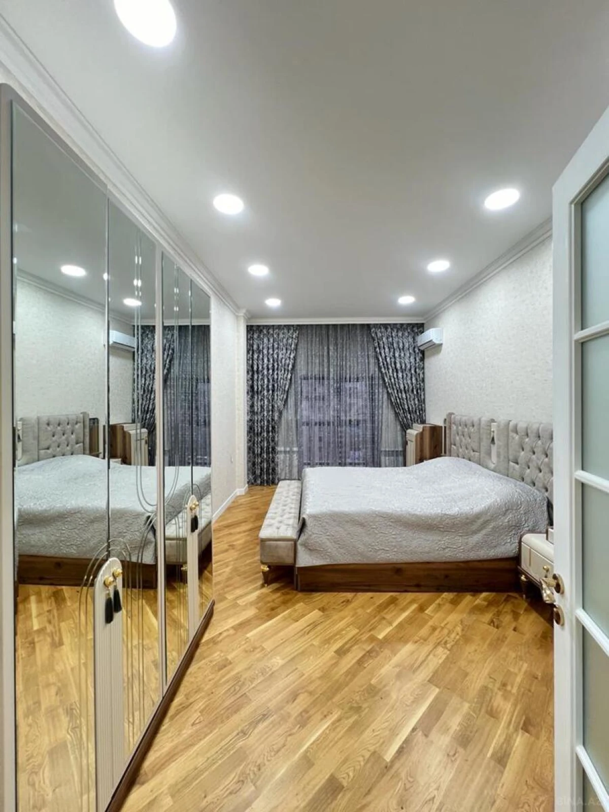 Satılır 3 otaqlı mənzil 135 m²