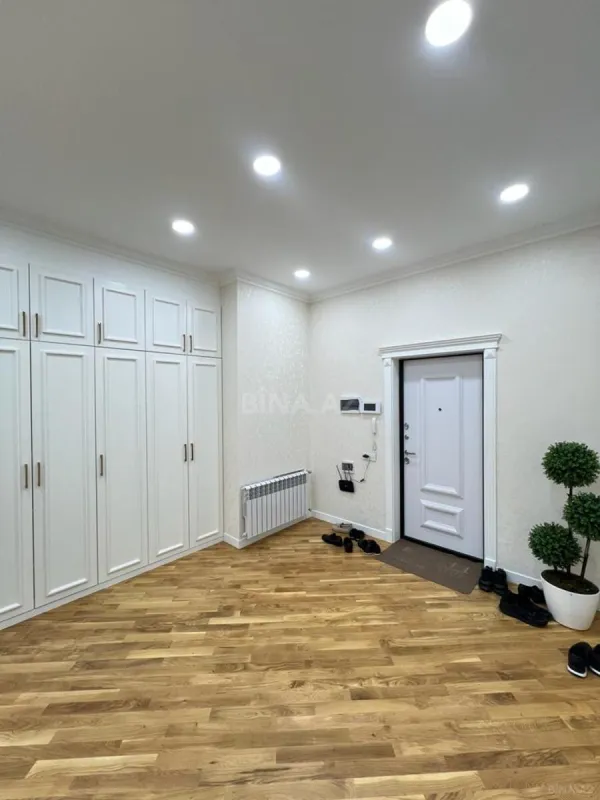 Satılır 3 otaqlı mənzil 135 m²