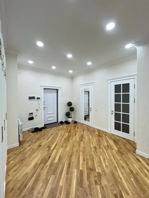 Satılır 3 otaqlı mənzil 135 m²