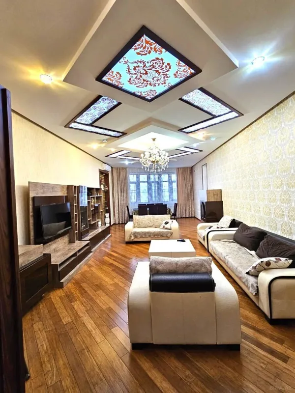 Satılır 4 otaqlı mənzil 207 m²