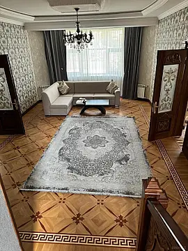 Kirayə verilir 8 otaqlı həyət evi 700 m²