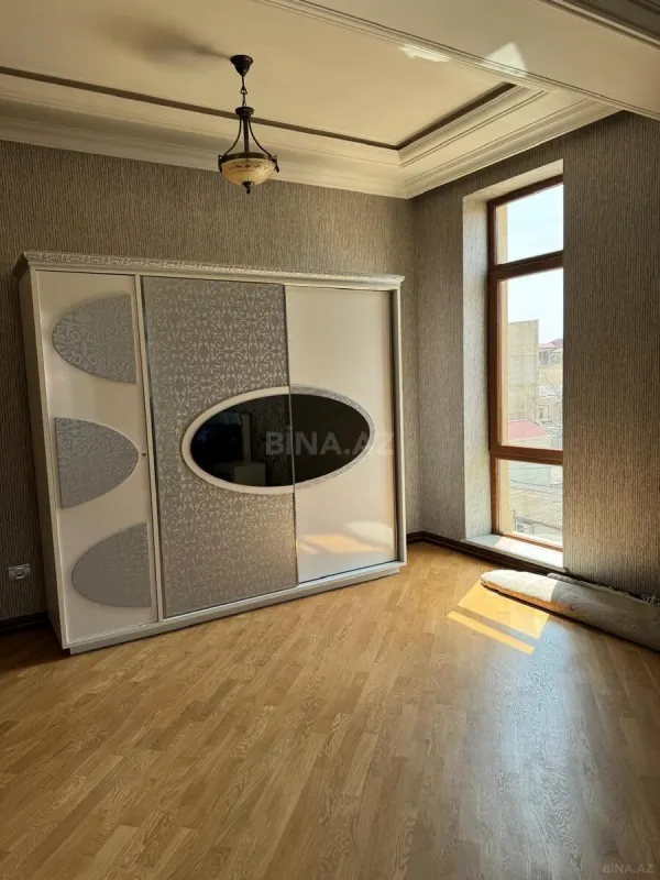 Kirayə verilir 8 otaqlı həyət evi 700 m²