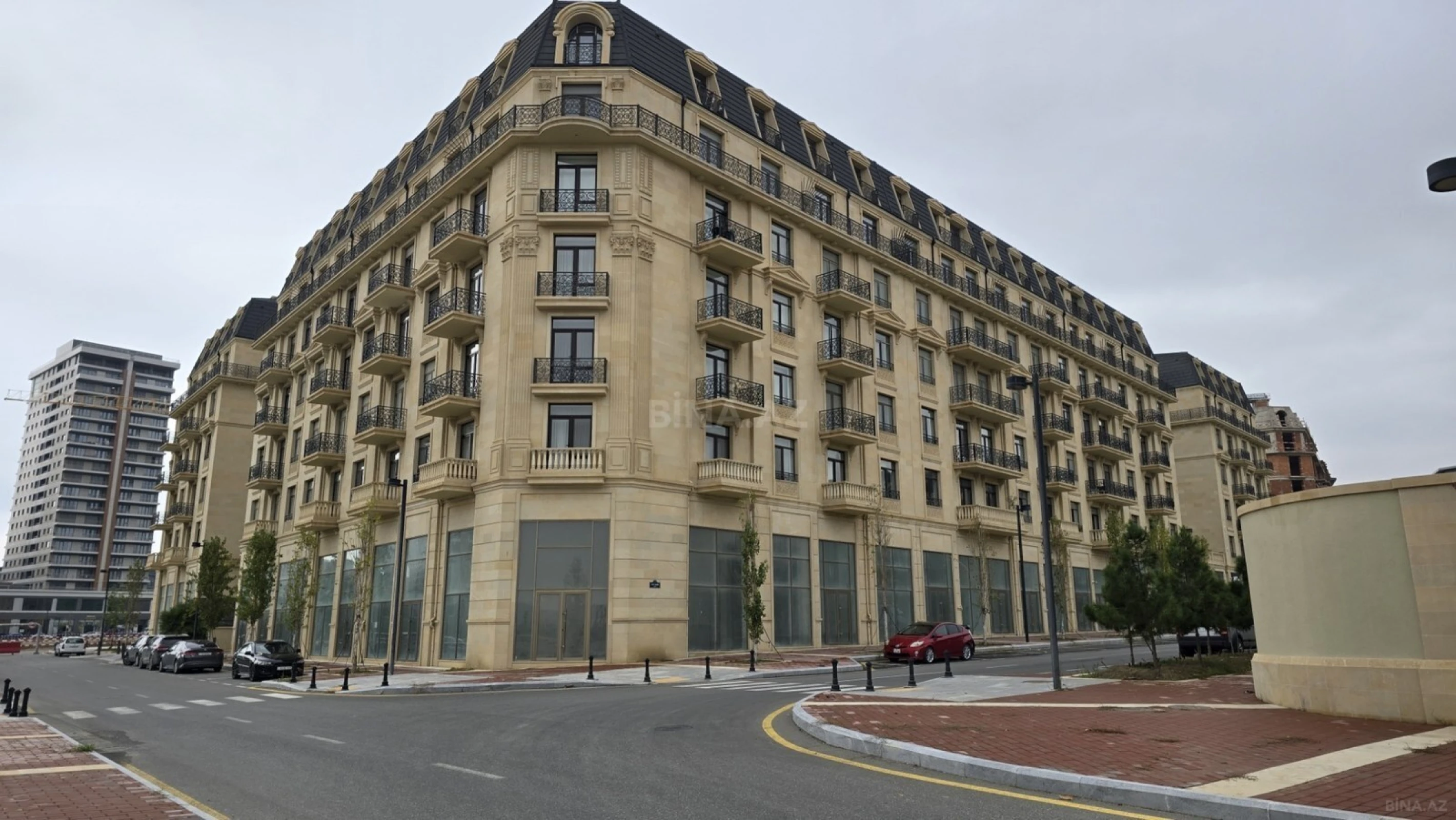 Satılır 4 otaqlı mənzil 205 m²