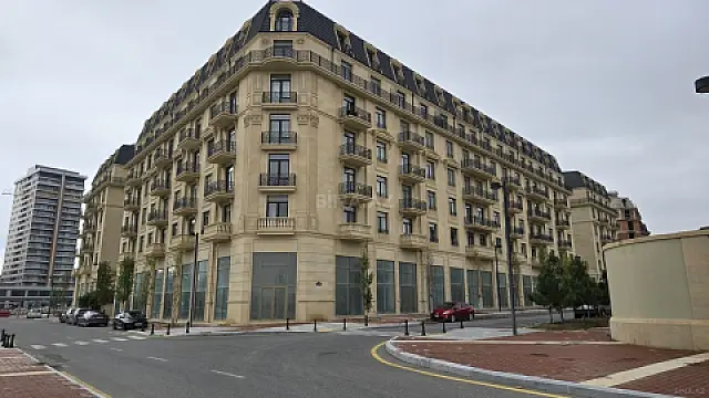 Satılır 4 otaqlı mənzil 205 m²