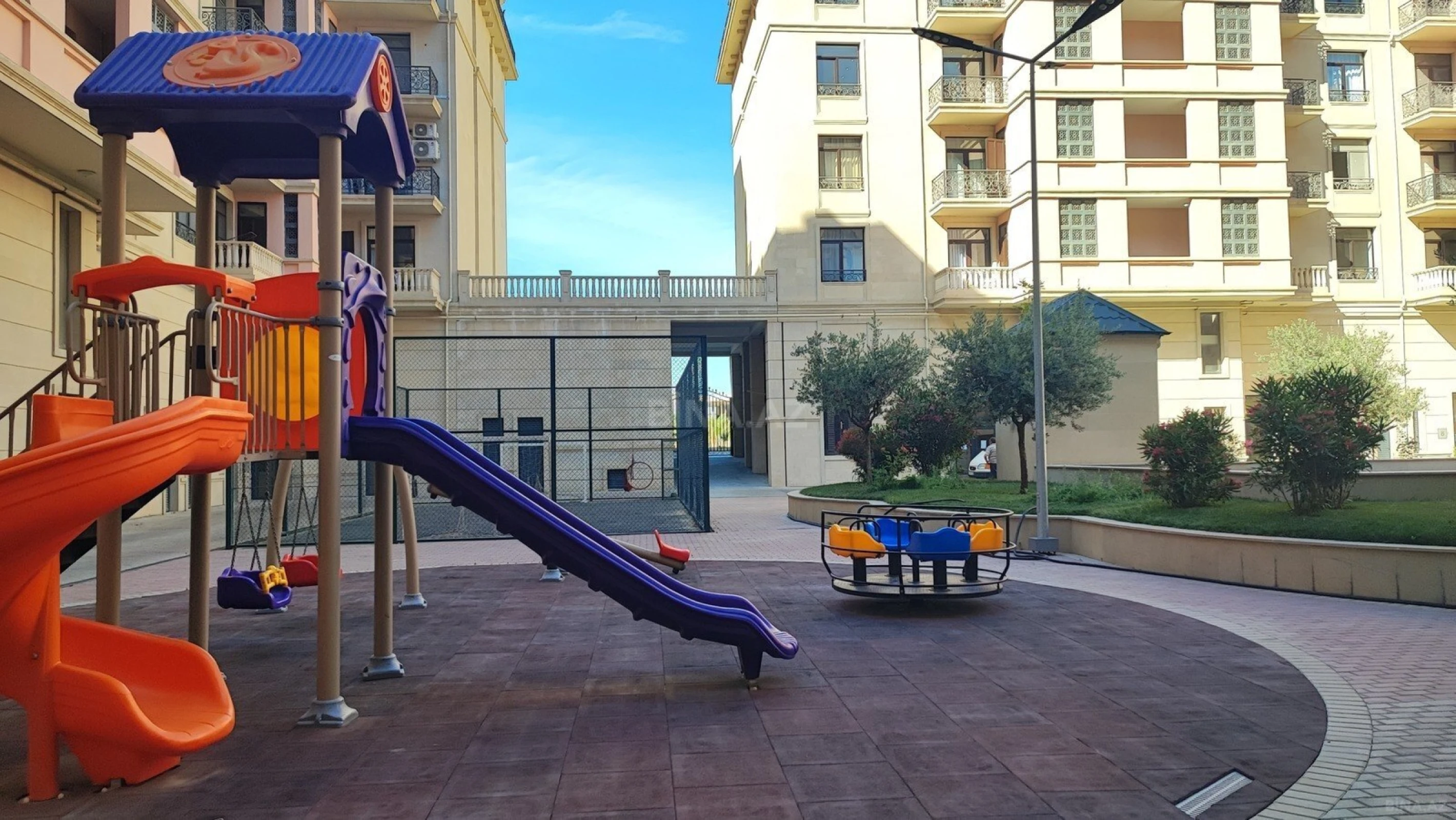 Satılır 5 otaqlı mənzil 342 m²