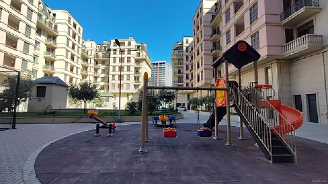 Satılır 5 otaqlı mənzil 342 m²