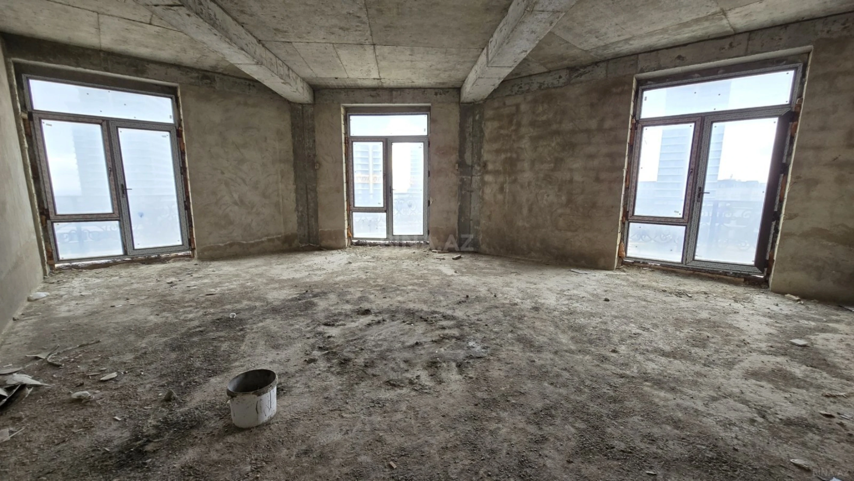 Satılır 5 otaqlı mənzil 342 m²