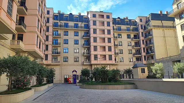 Satılır 5 otaqlı mənzil 342 m²