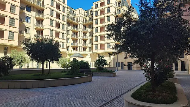 Satılır 5 otaqlı mənzil 342 m²