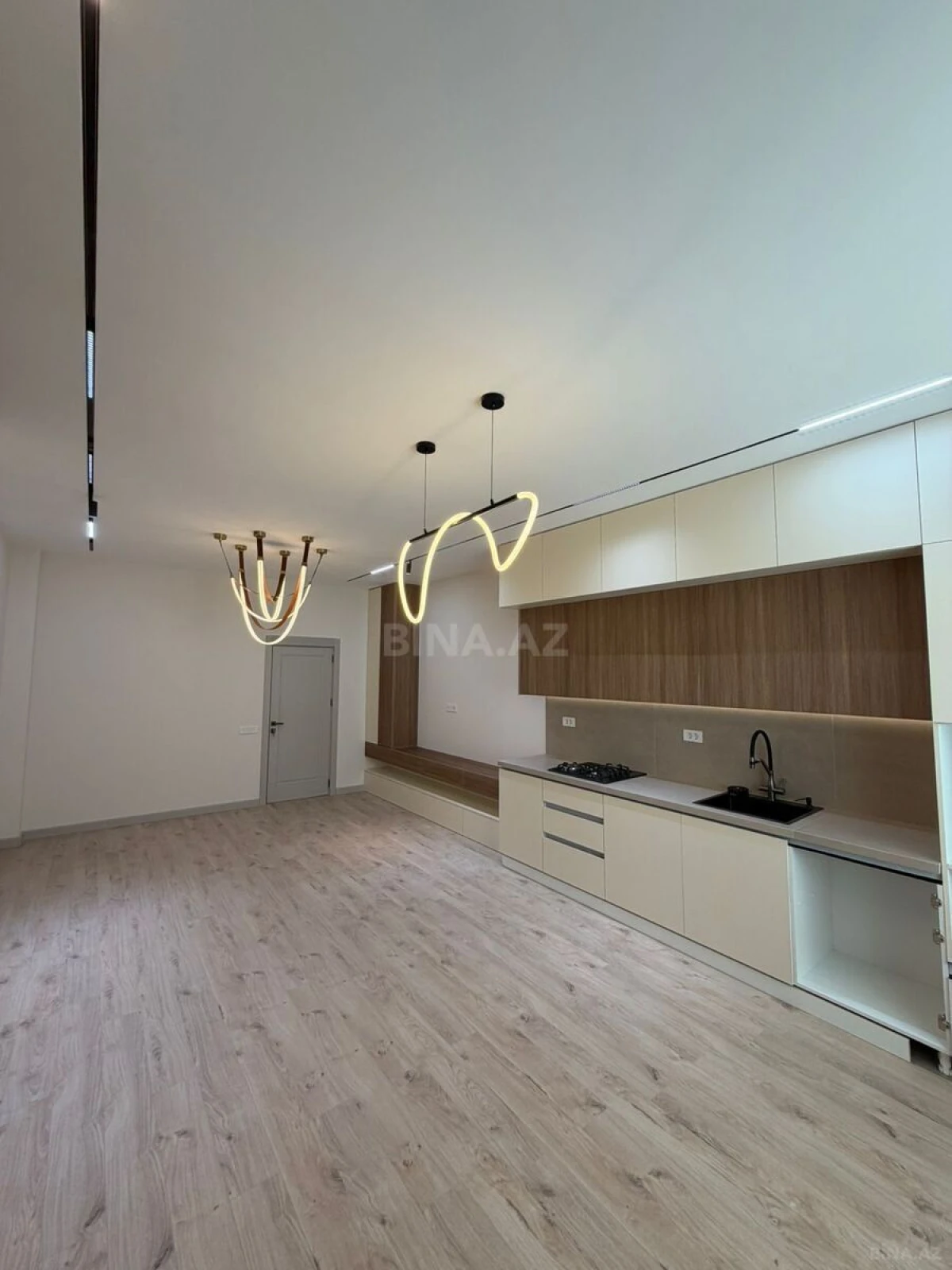 Satılır 4 otaqlı mənzil 132 m²