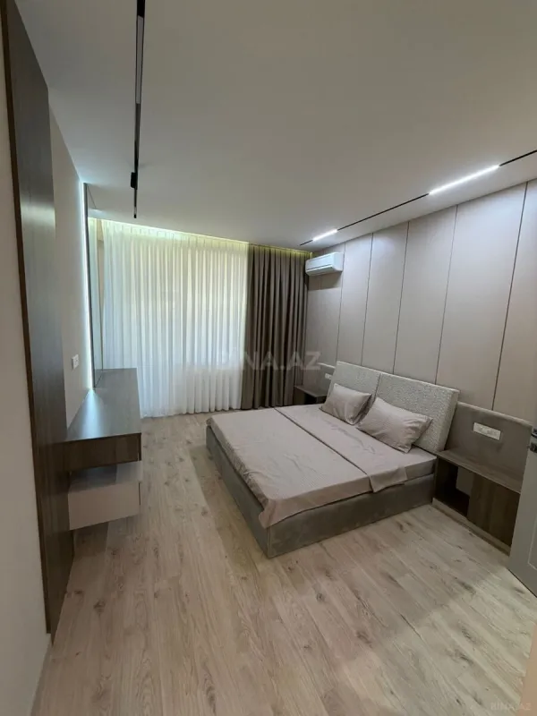 Satılır 4 otaqlı mənzil 132 m²