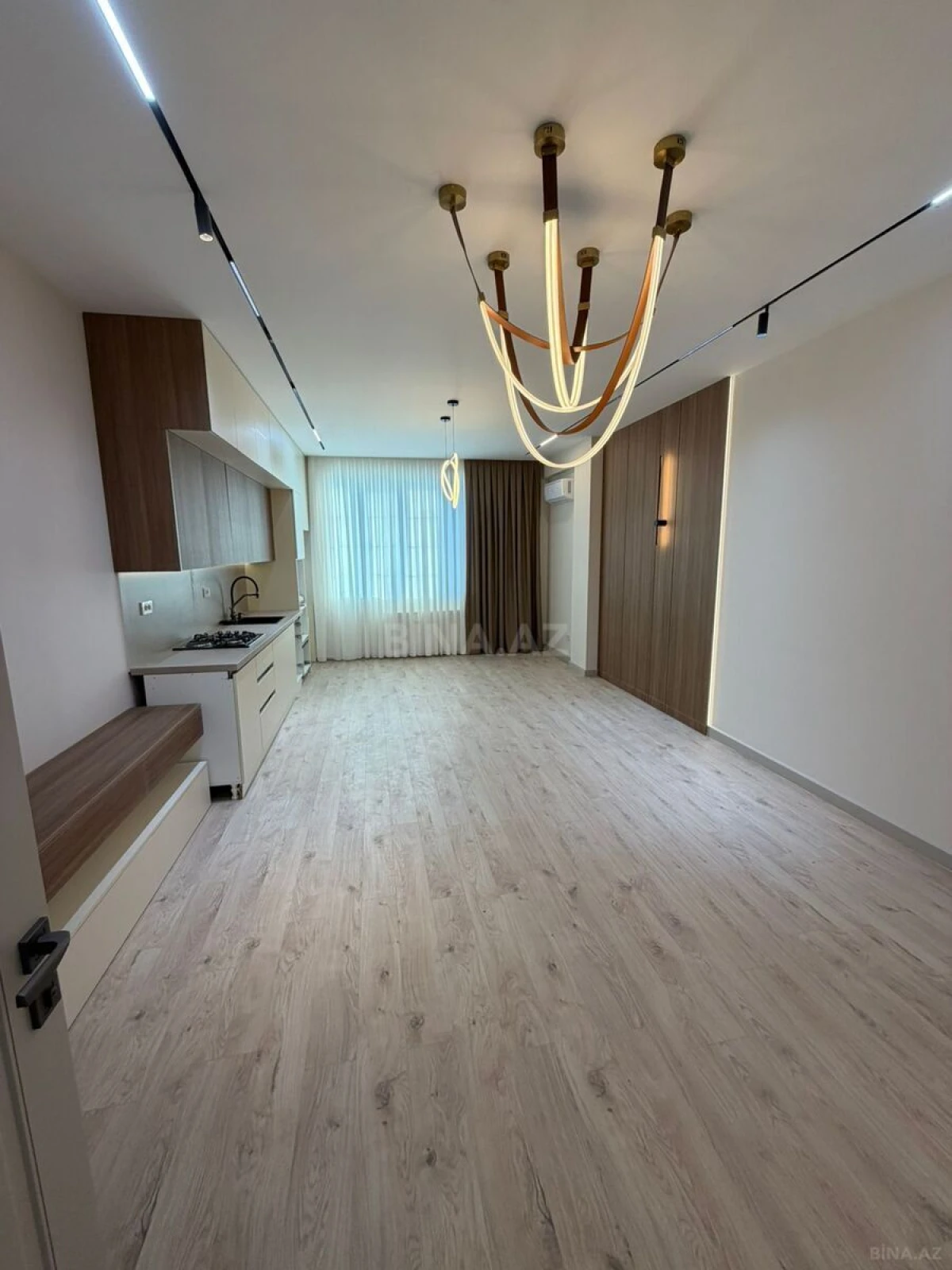 Satılır 4 otaqlı mənzil 132 m²