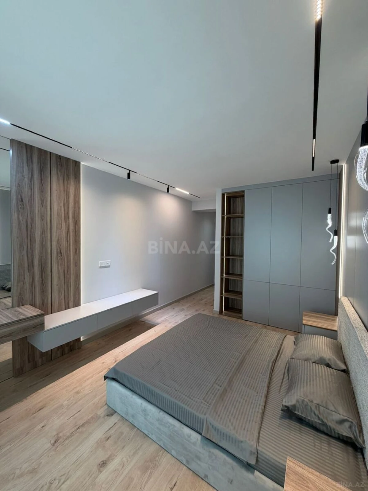 Satılır 4 otaqlı mənzil 132 m²