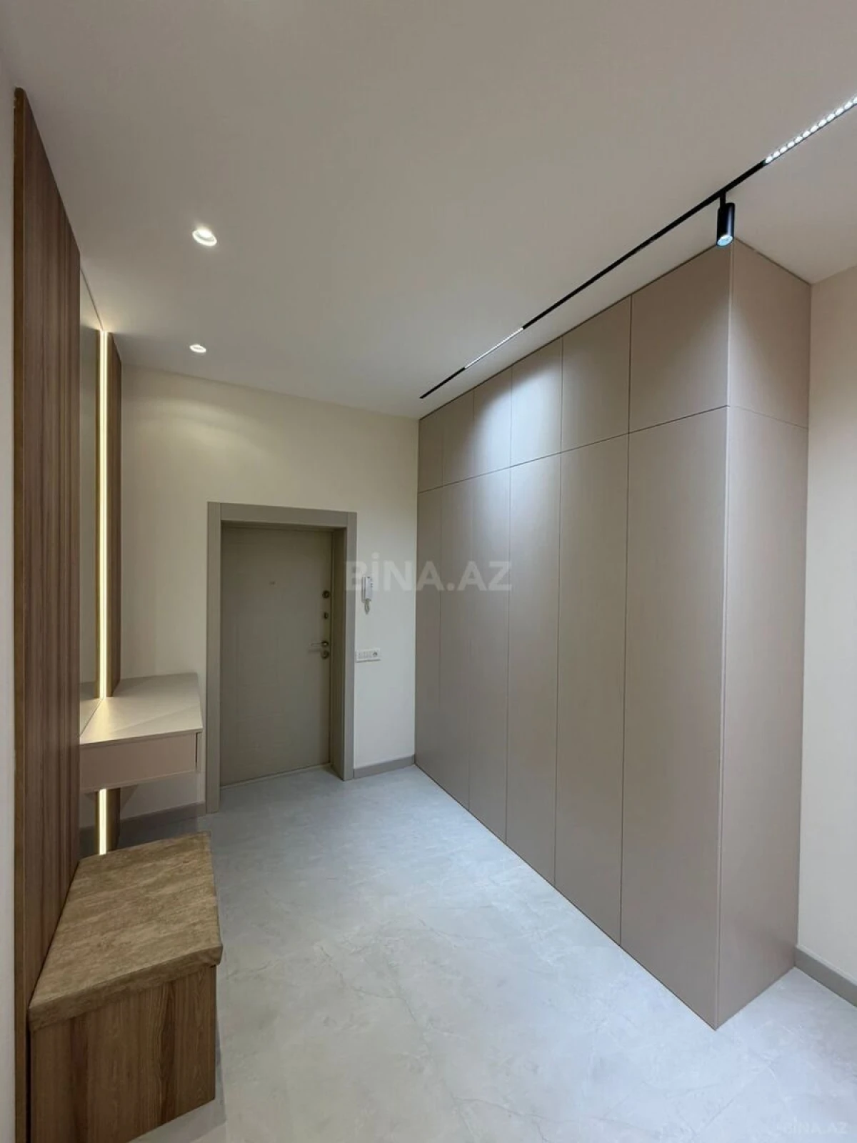 Satılır 4 otaqlı mənzil 132 m²