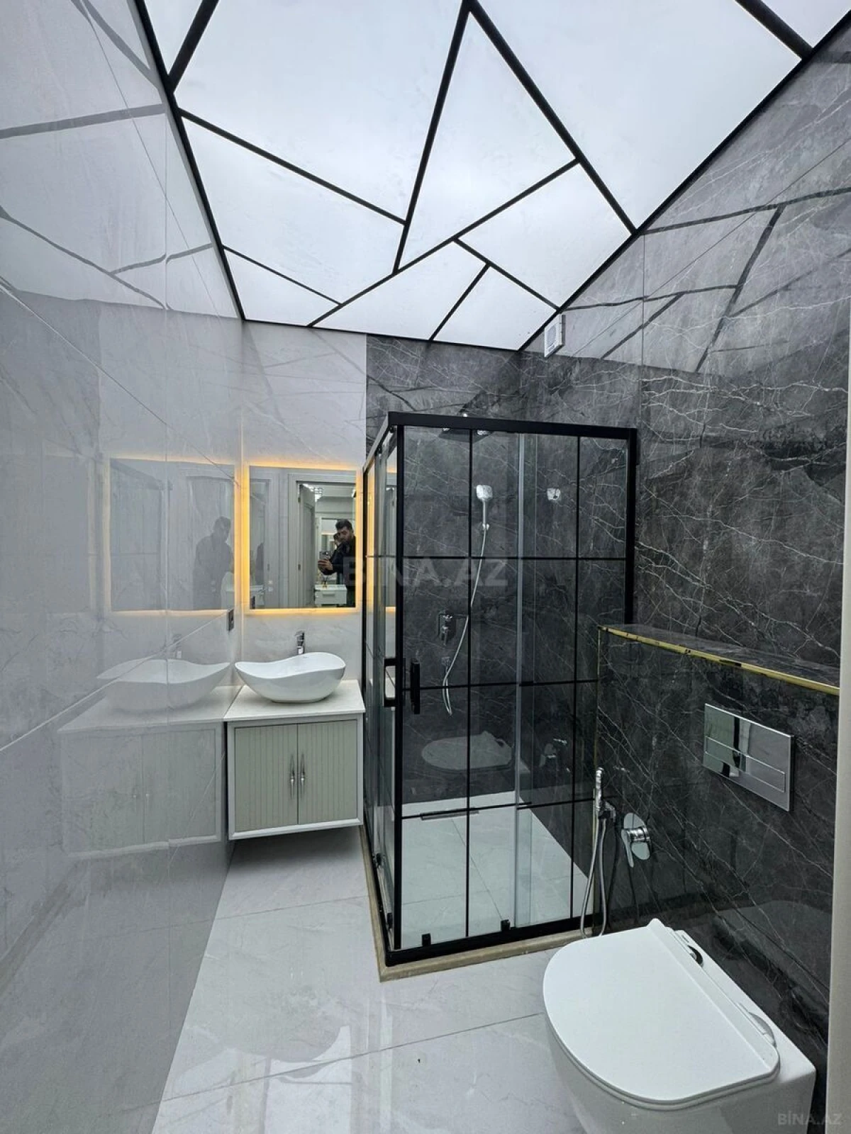 Satılır 3 otaqlı mənzil 141 m²