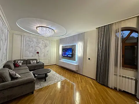 Satılır 6 otaqlı həyət evi 250 m²