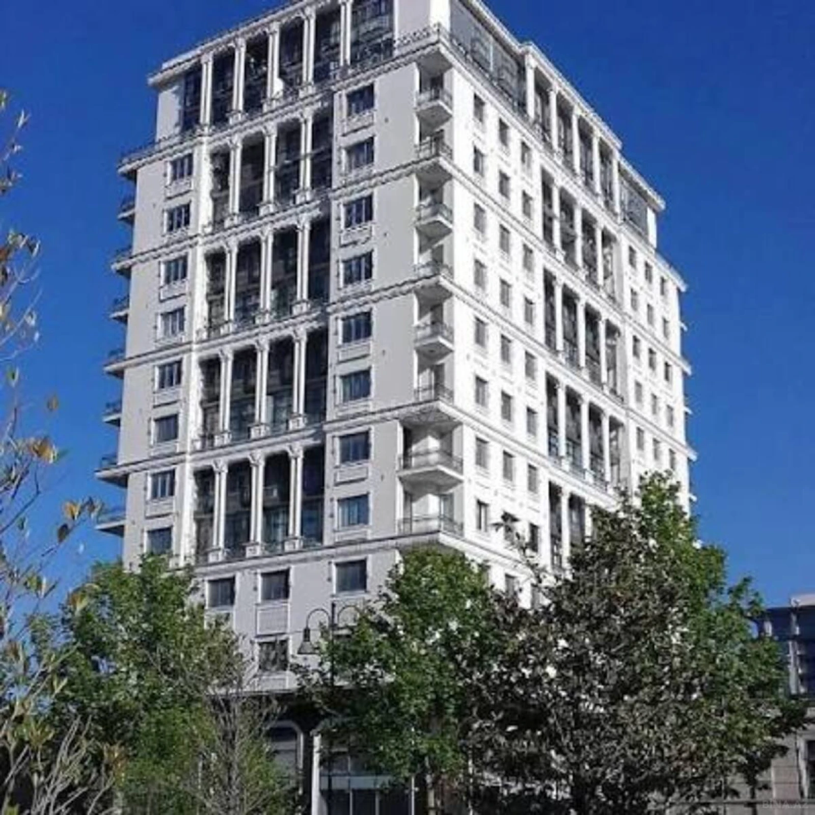 Satılır 4 otaqlı mənzil 245 m²