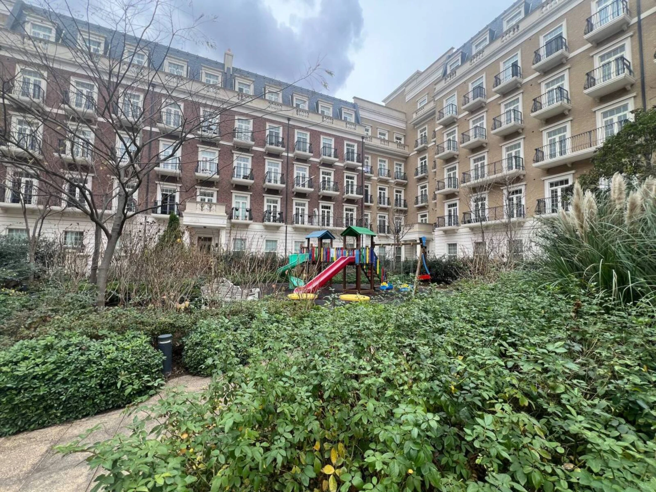 Satılır 4 otaqlı mənzil 113.1 m²