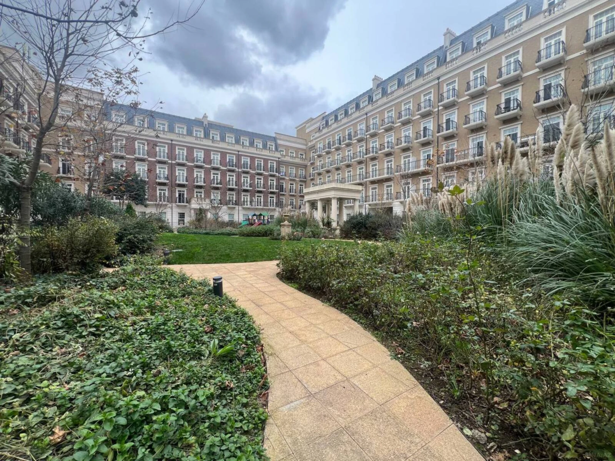 Satılır 4 otaqlı mənzil 113.1 m²