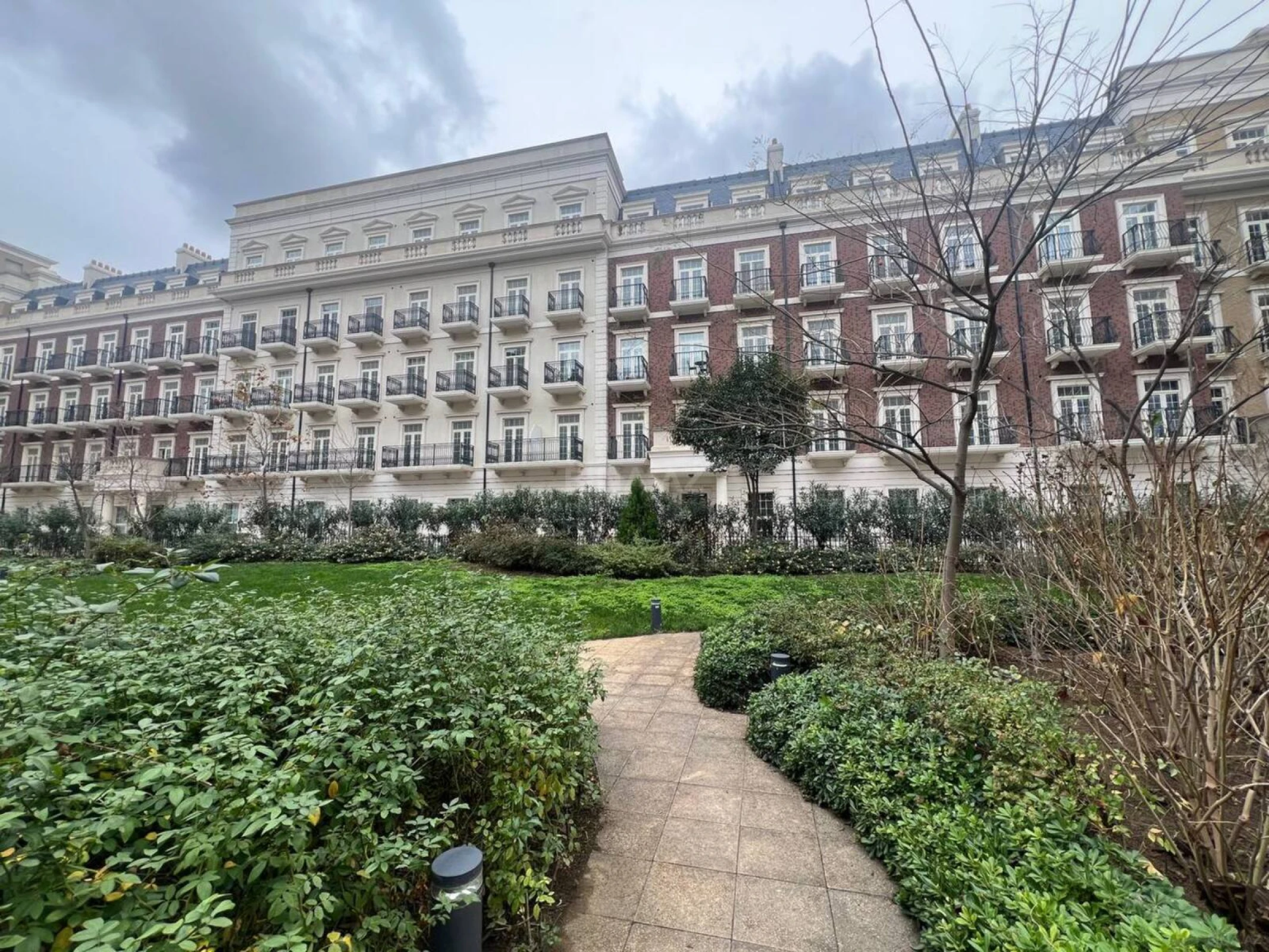 Satılır 3 otaqlı mənzil 92.7 m²