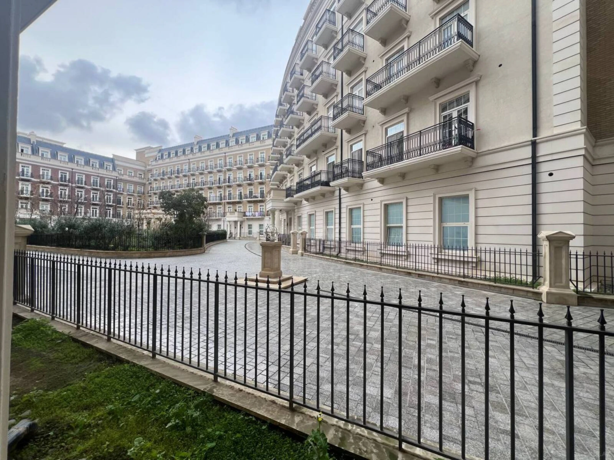 Satılır 3 otaqlı mənzil 92.7 m²
