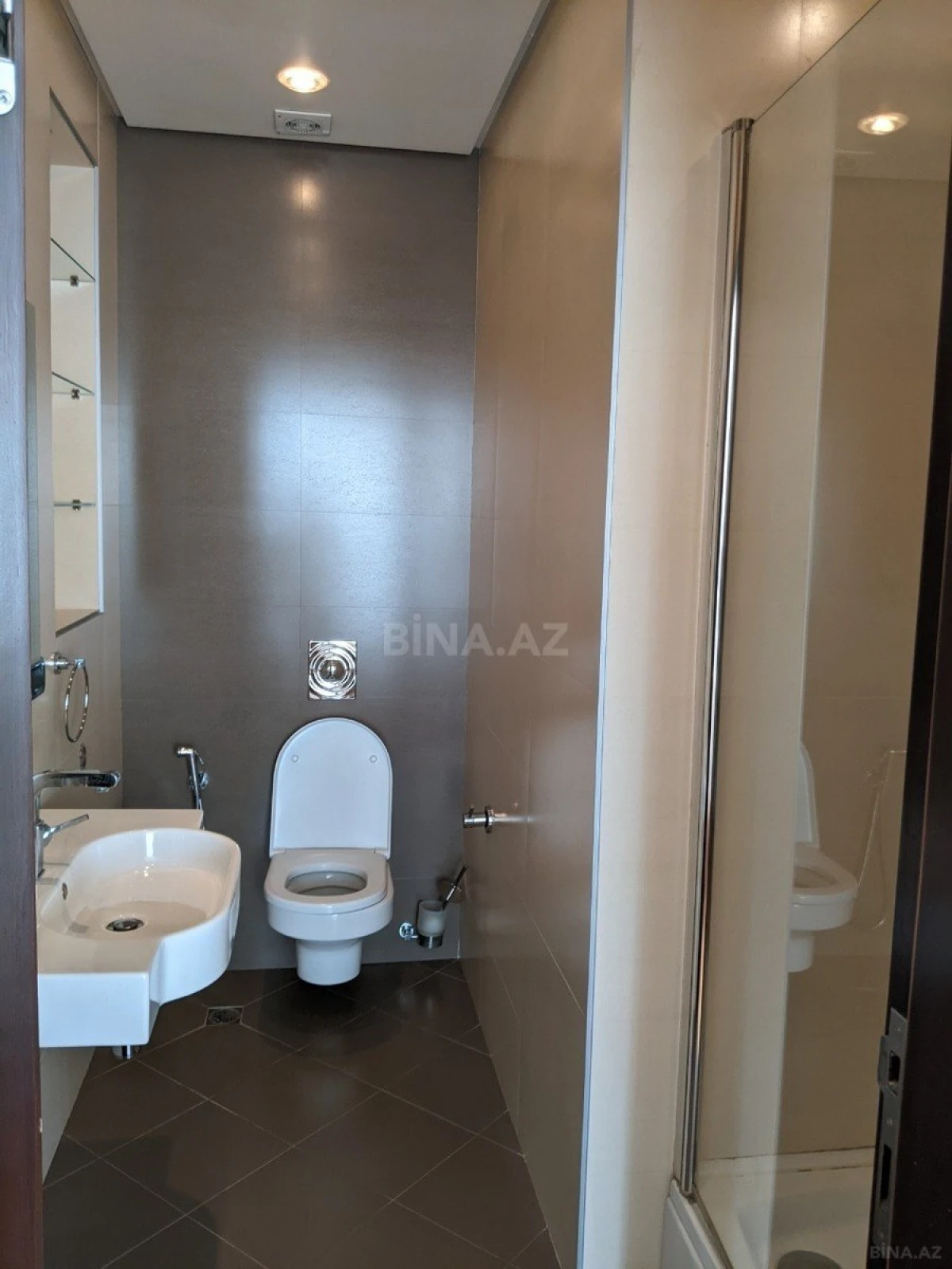 Kirayə verilir 4 otaqlı mənzil 195 m²