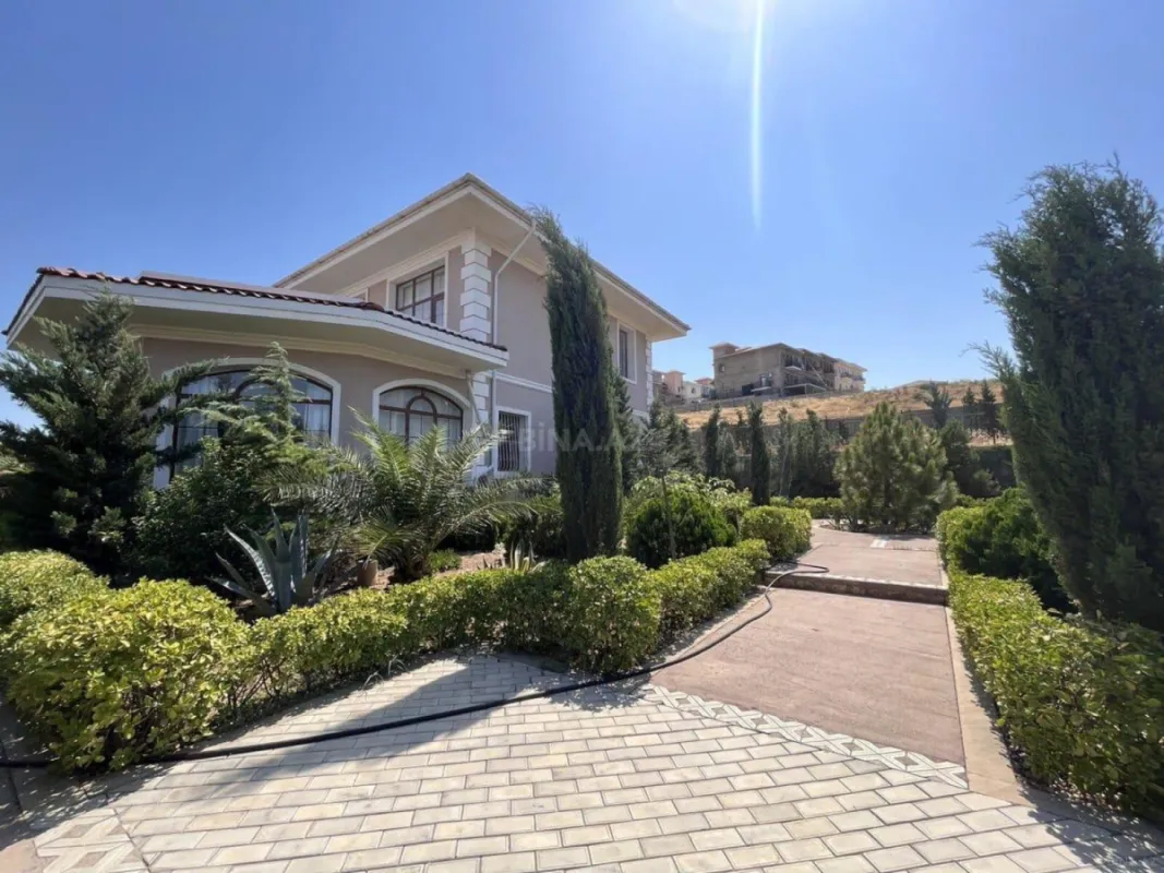 Satılır 6 otaqlı həyət evi 300 m²