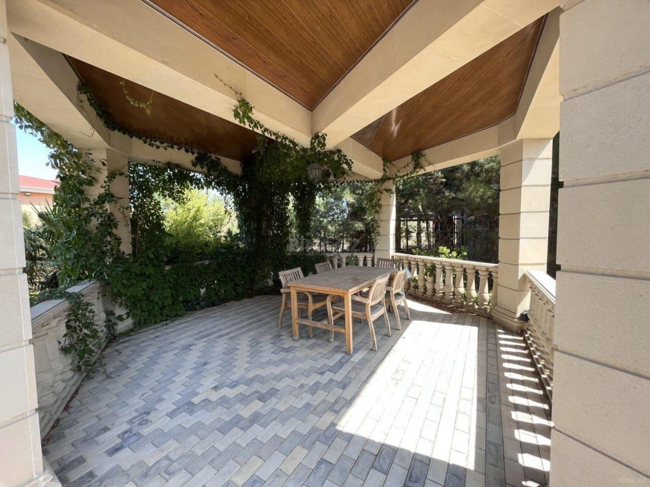 Satılır 6 otaqlı həyət evi 300 m²