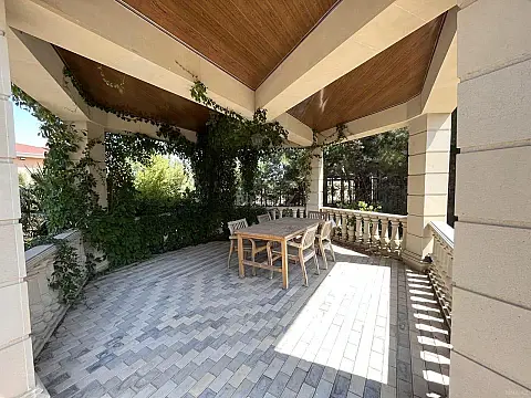 Satılır 6 otaqlı həyət evi 300 m²