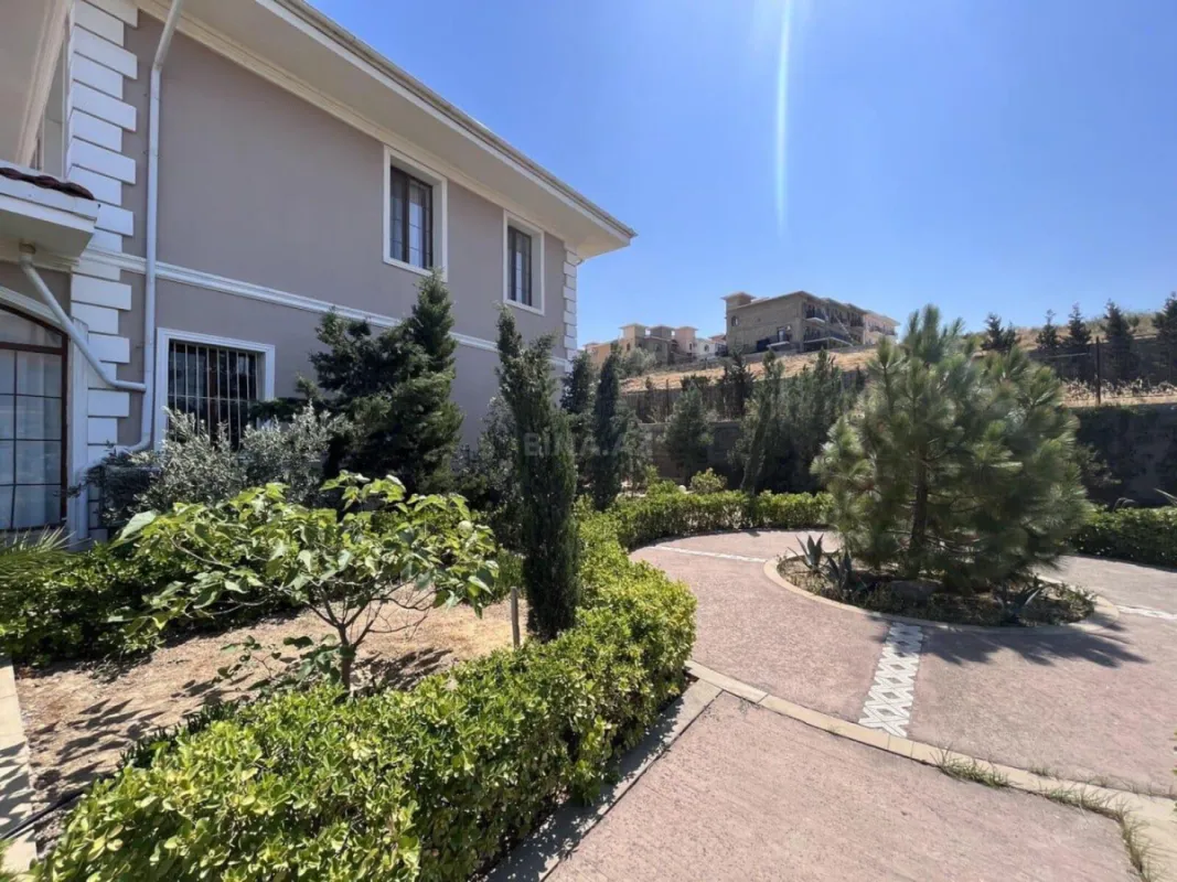 Satılır 6 otaqlı həyət evi 300 m²