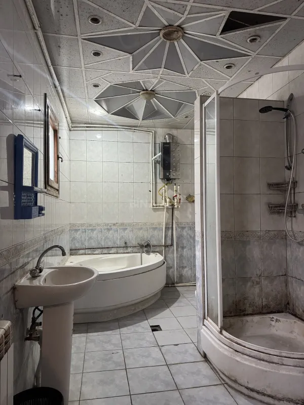 Satılır 5 otaqlı mənzil 145 m²