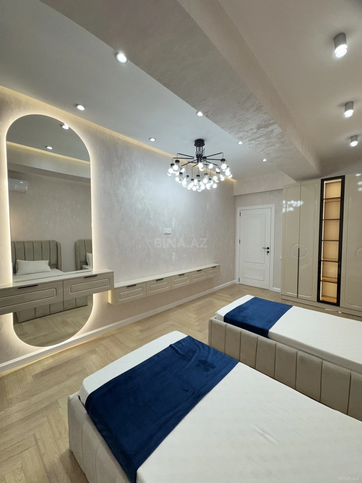 Satılır 3 otaqlı mənzil 135 m²