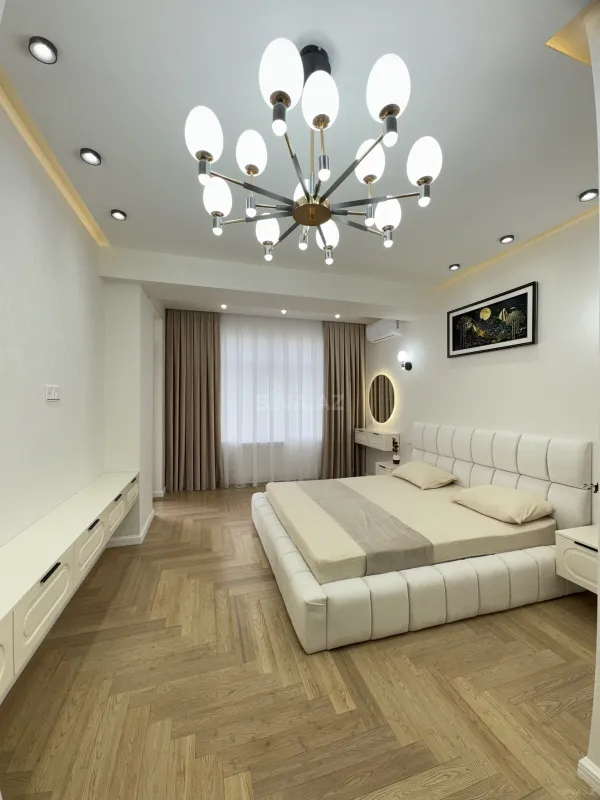 Satılır 3 otaqlı mənzil 135 m²