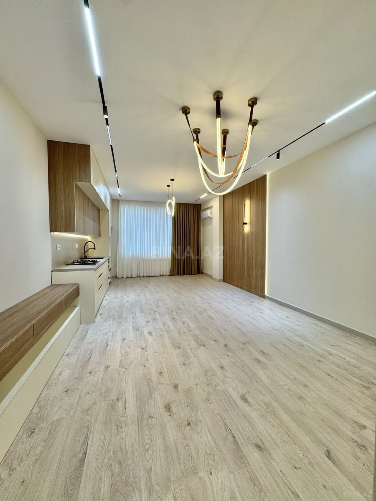 Satılır 4 otaqlı mənzil 141 m²