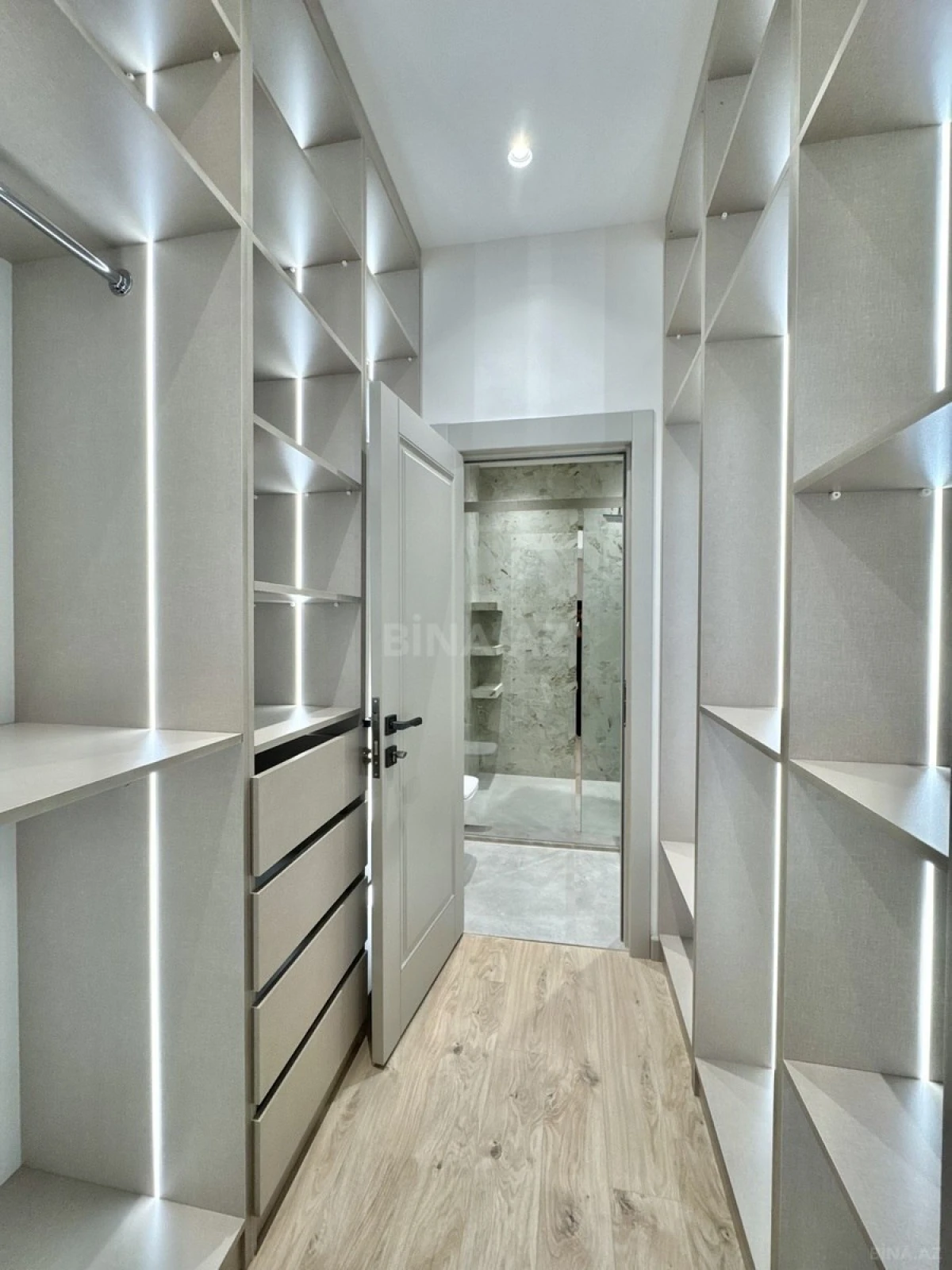 Satılır 4 otaqlı mənzil 141 m²