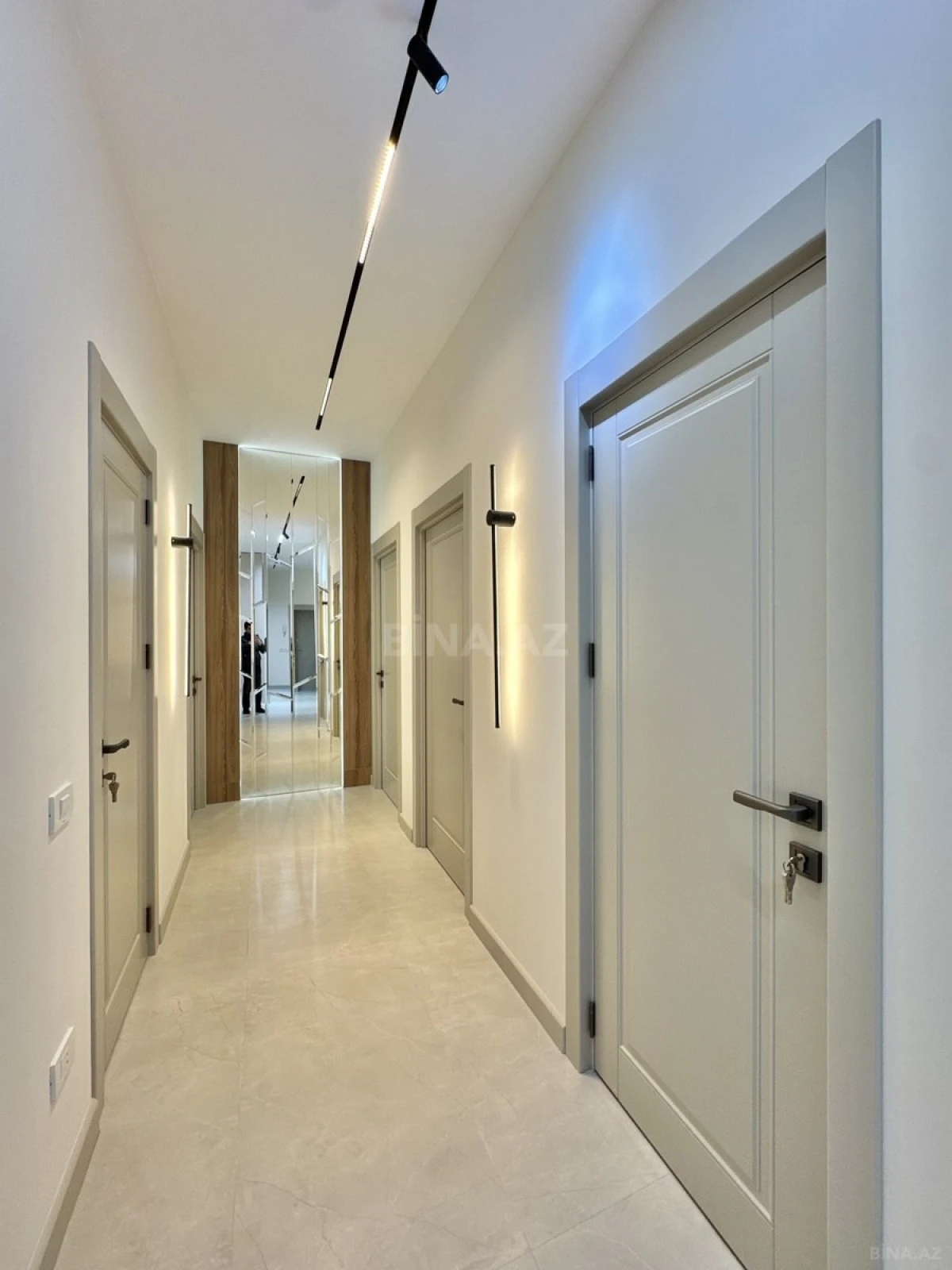 Satılır 4 otaqlı mənzil 141 m²