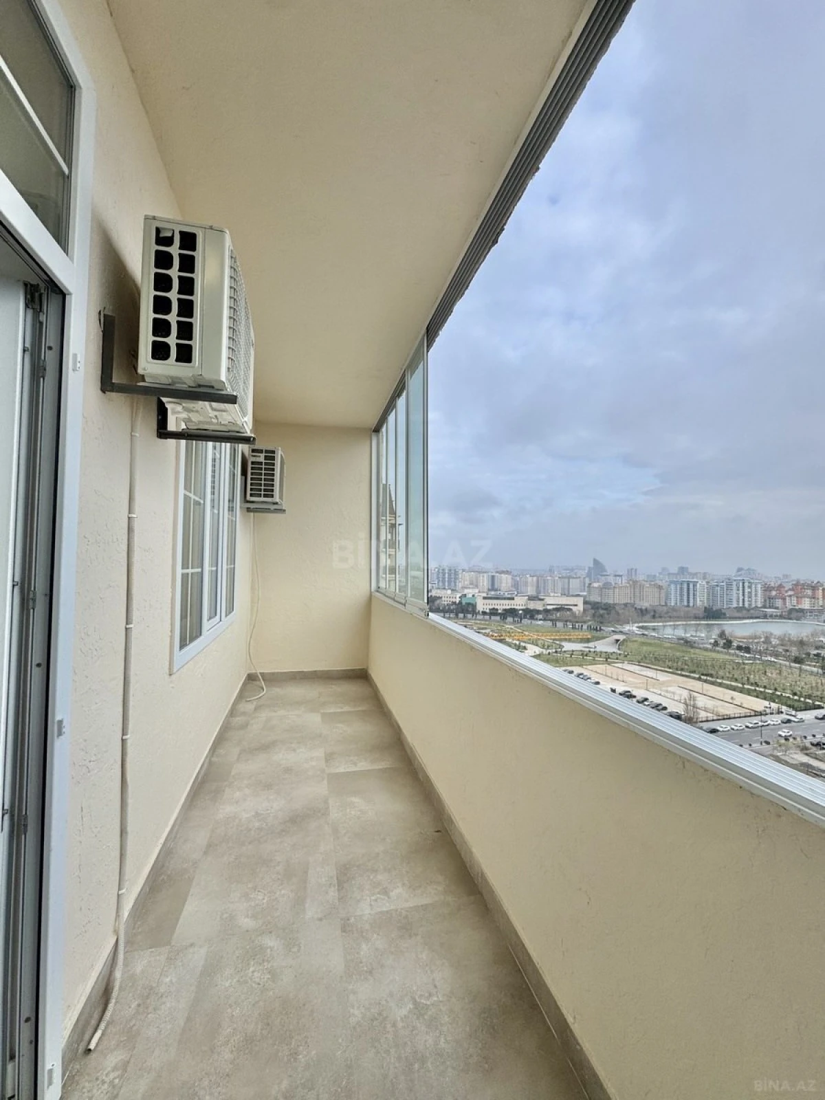 Satılır 4 otaqlı mənzil 141 m²