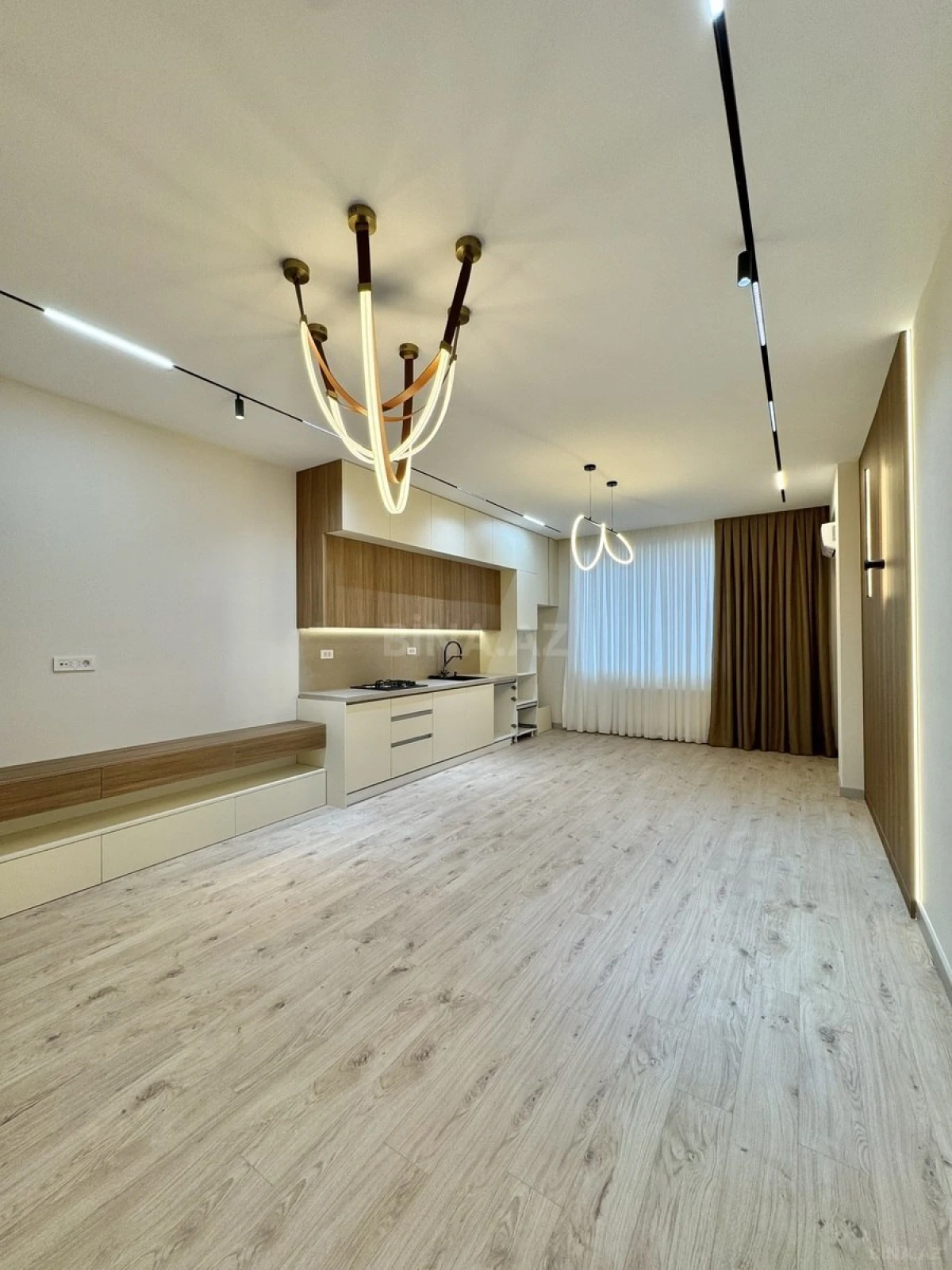 Satılır 4 otaqlı mənzil 141 m²