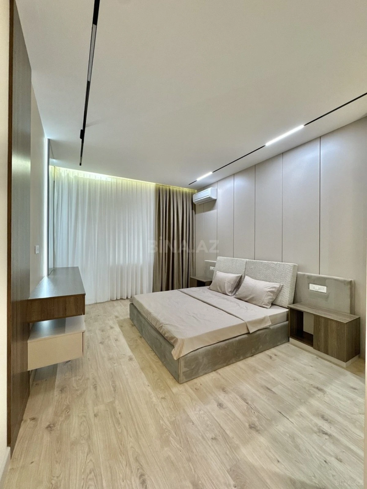 Satılır 4 otaqlı mənzil 141 m²