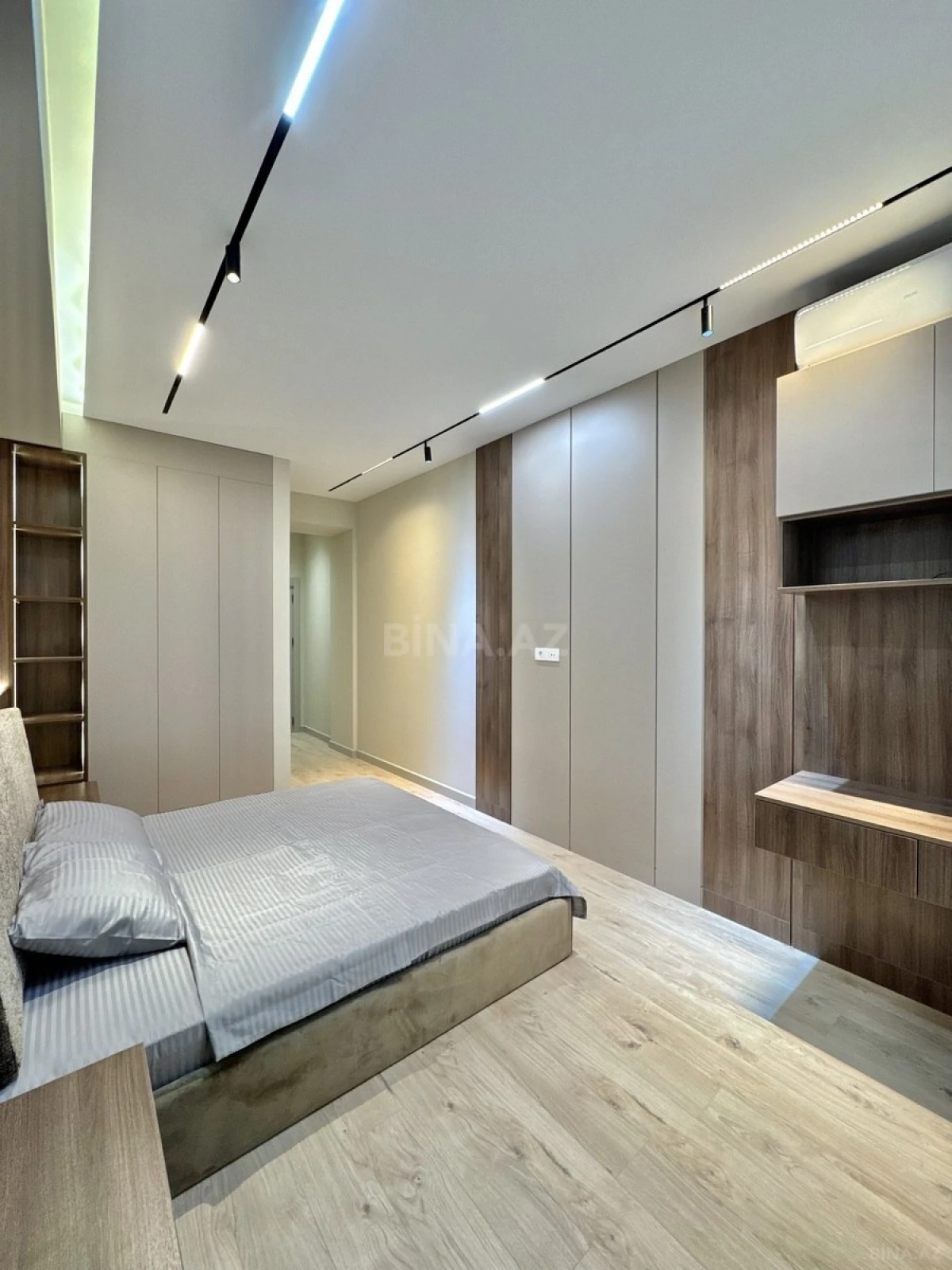 Satılır 4 otaqlı mənzil 141 m²